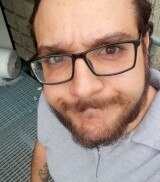 Uomo robusto, di 32 anni, di Recanati, italiano