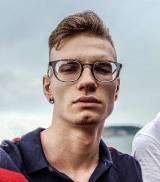 Uomo bianco, 20 anni, di Vibo, corporatura normale